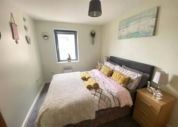 Lovely 2-Bedrooms Apartment Step To The Beach