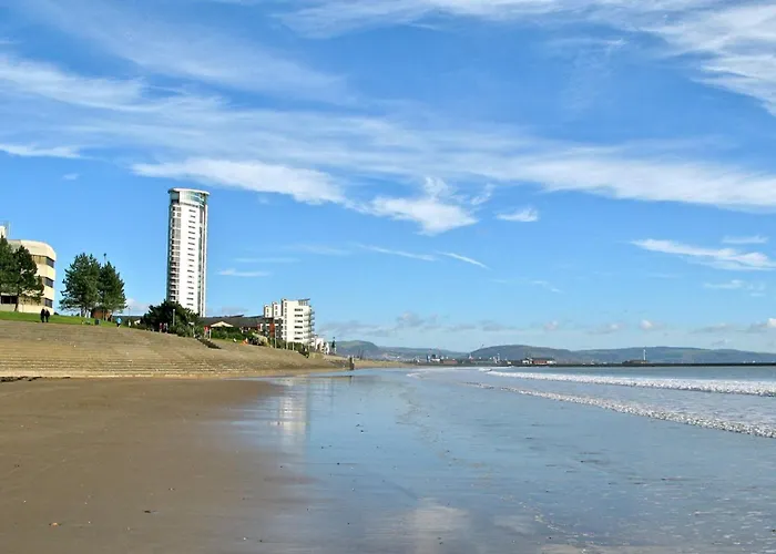 Lovely 2-Bedrooms Apartment Step To The Beach